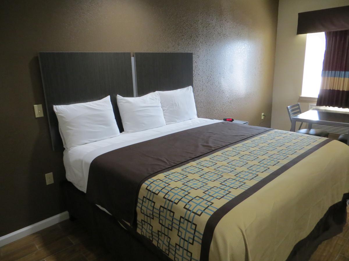 Scottish Inn & Suites Baytown Bagian luar foto